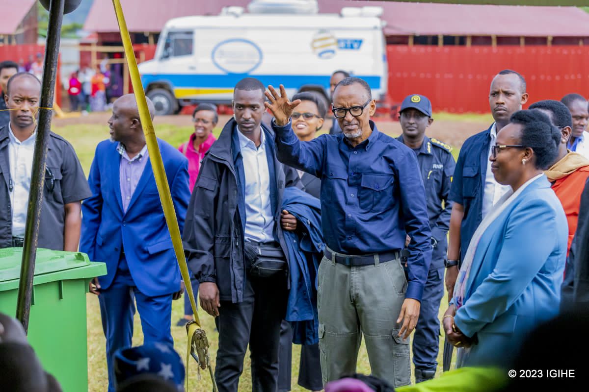 EstherRudatinya's tweet photo. La fiérité des rwandais c'est le président Kagame qui est toujours avec son peuple dans toutes les circonstances.
Longue vie cher président. https://t.co/UzJ2uet45N