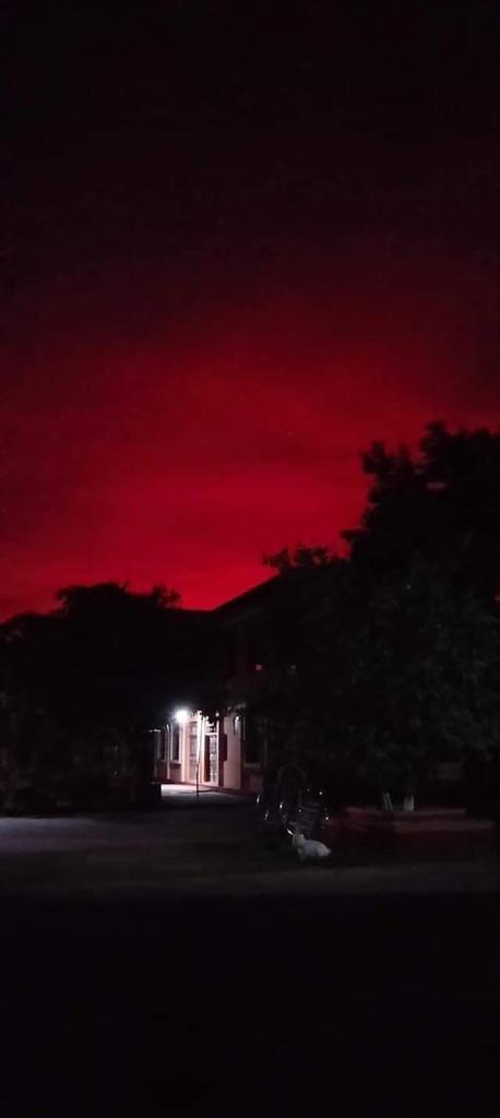 Md_Ayub12's tweet photo. Tonight at around 6:45 p.m., the red sky of Rakhine state was seen above the sky.
 #Credit Thein Tun
#rakhinestate #inmyanmar.
#CycloneMocha
@waiwainu @Au_sandar @UNHCRMyanmar @JusticeMyanmar @SaveMM99 @TheMyanmarTimes @UNinMyanmar @UNDP_Myanmar @ukinmyanmar https://t.co/NMUXhFXGTr