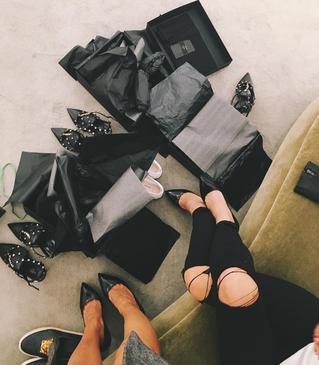 QzeroB's tweet photo. Very busy with shopping haha!! https://t.co/hMzqIS22qW