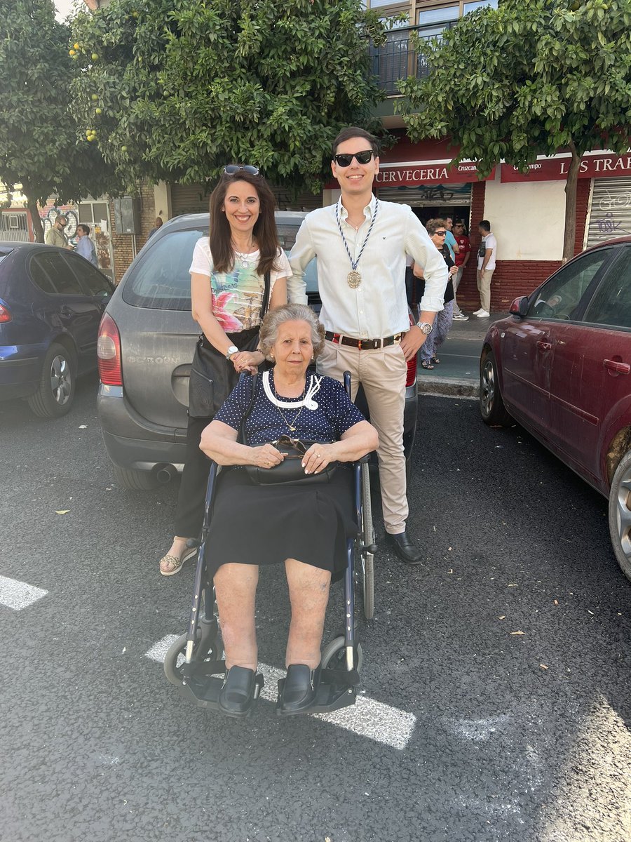 Esta foto dice mucho más que ver una cofradía. Para nosotros San José obrero es parte de nuestra vida, es a quien le rezamos para pedir Salud y trabajo. Doy gracias por un año más, poder repetir esta fotografía. La felicidad de mi abuela hoy ha sido incalculable. Gracias.