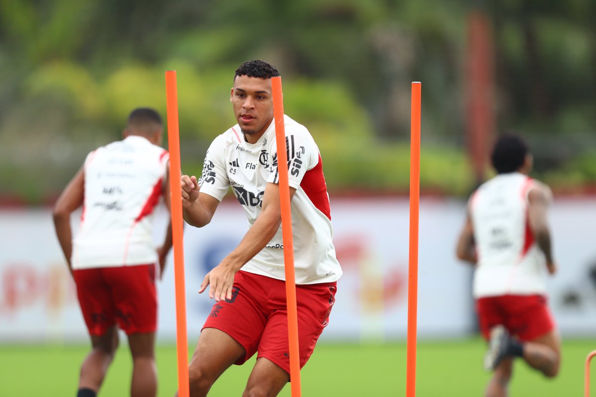 Flamengo's tweet photo. Preparação finalizada! ✔️

Antes de seguir viagem para a Bahia, o Mengão treinou nesta sexta (12), no Ninho do Urubu! #VamosFlamengo 

📸: Gilvan de Souza /CRF https://t.co/gSrw0W1nR5