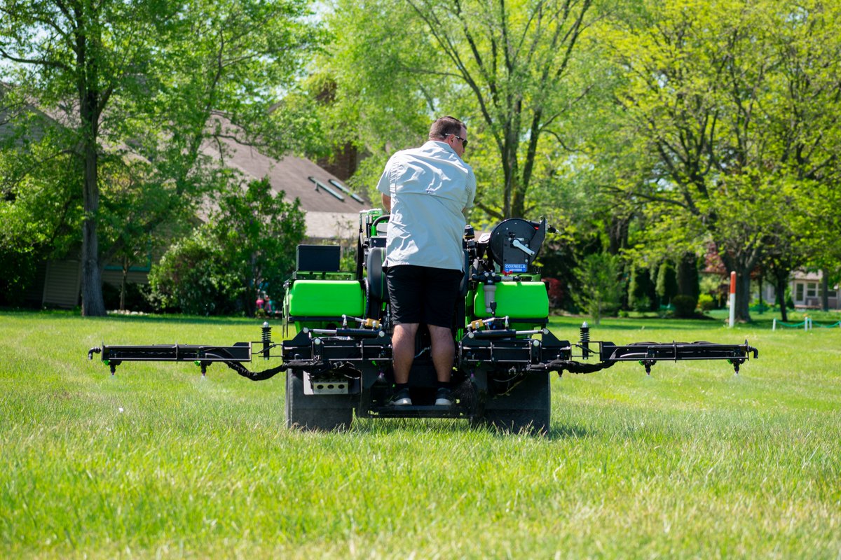 The SGXL features a 14-foot, four-section, rear-mounted breakaway boom with electric hydraulic lift actuators that provide superior visibility and allow operators to monitor every nozzle’s performance.