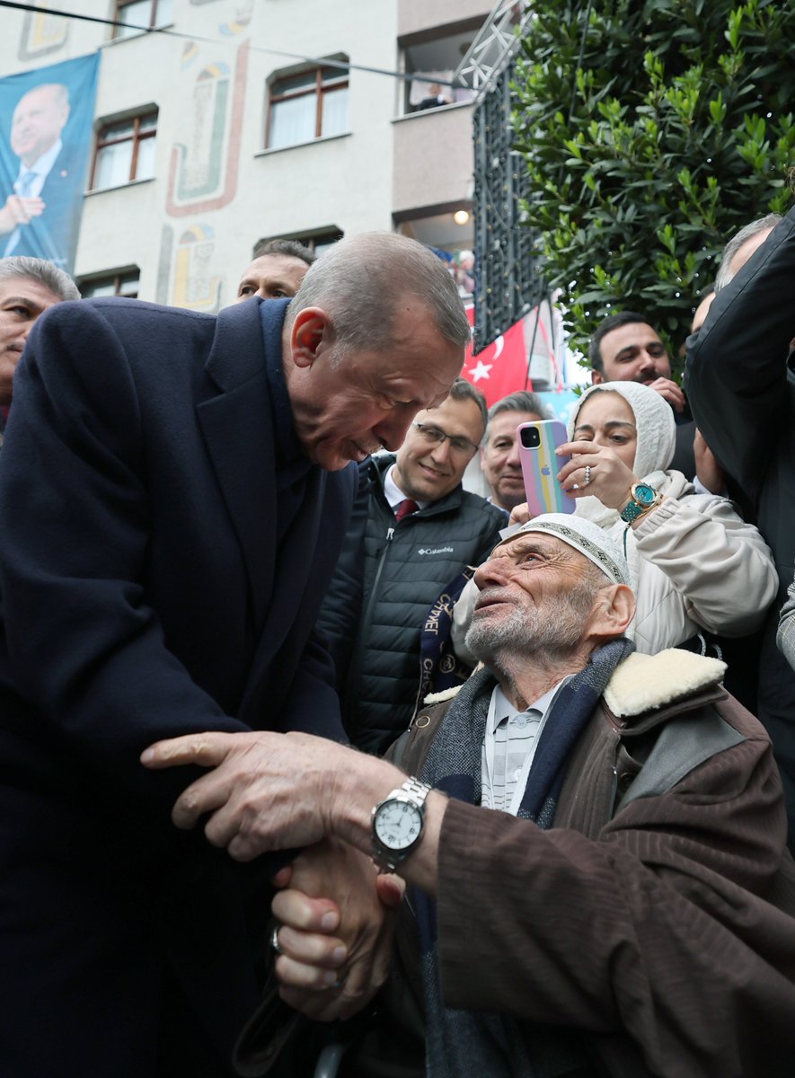 Genel Başkanımız ve Cumhurbaşkanımız Recep Tayyip Erdoğan, 'Büyük İstanbul Mitingi'ne katılmak için metronun yürüyen merdivenleri bozuk olduğundan dolayı yürüyerek çıkmak zorunda kalan ve bu görüntülerle gündeme gelen 85 yaşındaki Hüseyin Bayraktar ile hatıra fotoğrafı çektirdi.