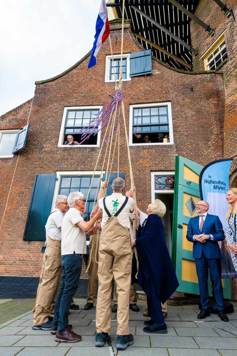 Dit weekend zijn in Nederland ruim 1.200 molens te bezoeken tijdens de Nationale Molendagen van De Hollandsche Molen. Prinses Beatrix opent de vijftigste editie van de Nationale Molendagen bij molen De Roos in Delft. koninklijkhuis.nl/actueel/nieuws…