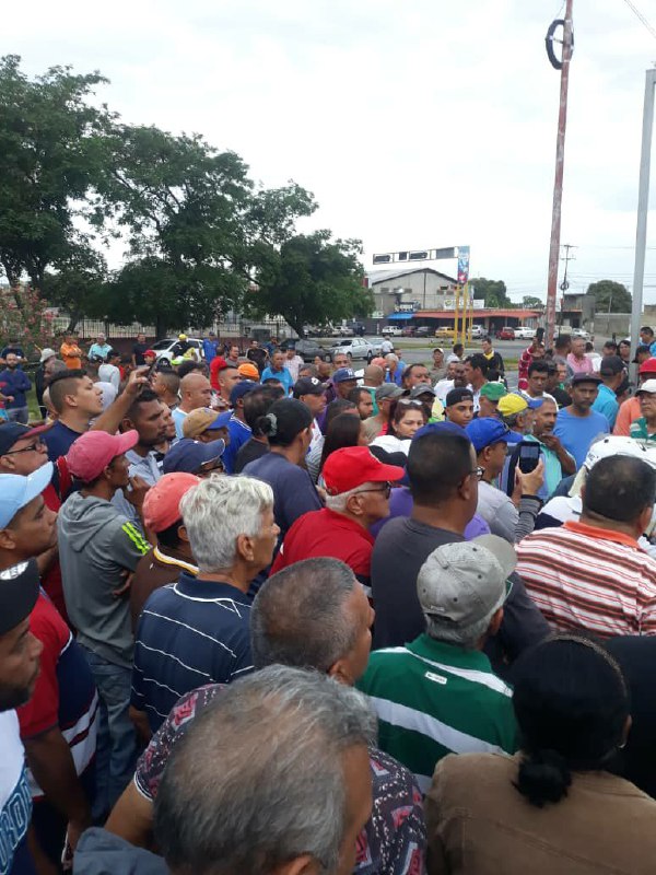 CorreodelCaroni's tweet photo. 📷 #ReporteCDC | Esta mañana personas protestaron en la Estación de Servicio La Ceiba, afirman que la medida tomada por el gobernador lo único que ha hecho es crear el caos y la confrontación entre la gente. https://t.co/SIlW4mTcaW