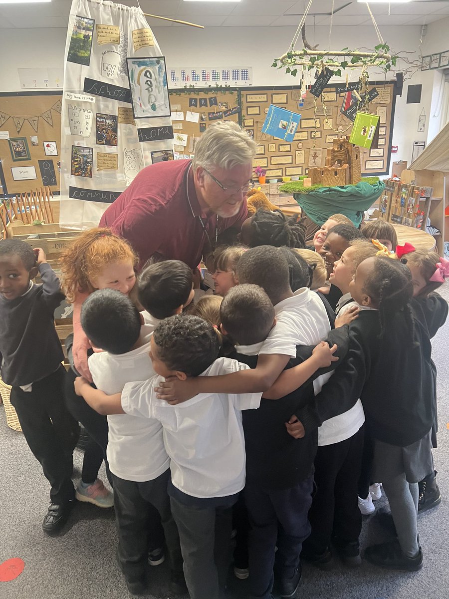 Mr_PhillipsHT's tweet image. Topped off a busy week with a wonderful afternoon in Reception classes with our brilliant creative children. Music and Art are great for the soul @WoodhillSch @EYFSAcorns @EYFSSaplings