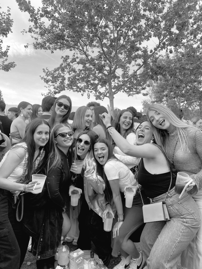 Por pasar muchos más 12 de mayo juntas! 
Sois lo mejor de enfermería 💉🍀