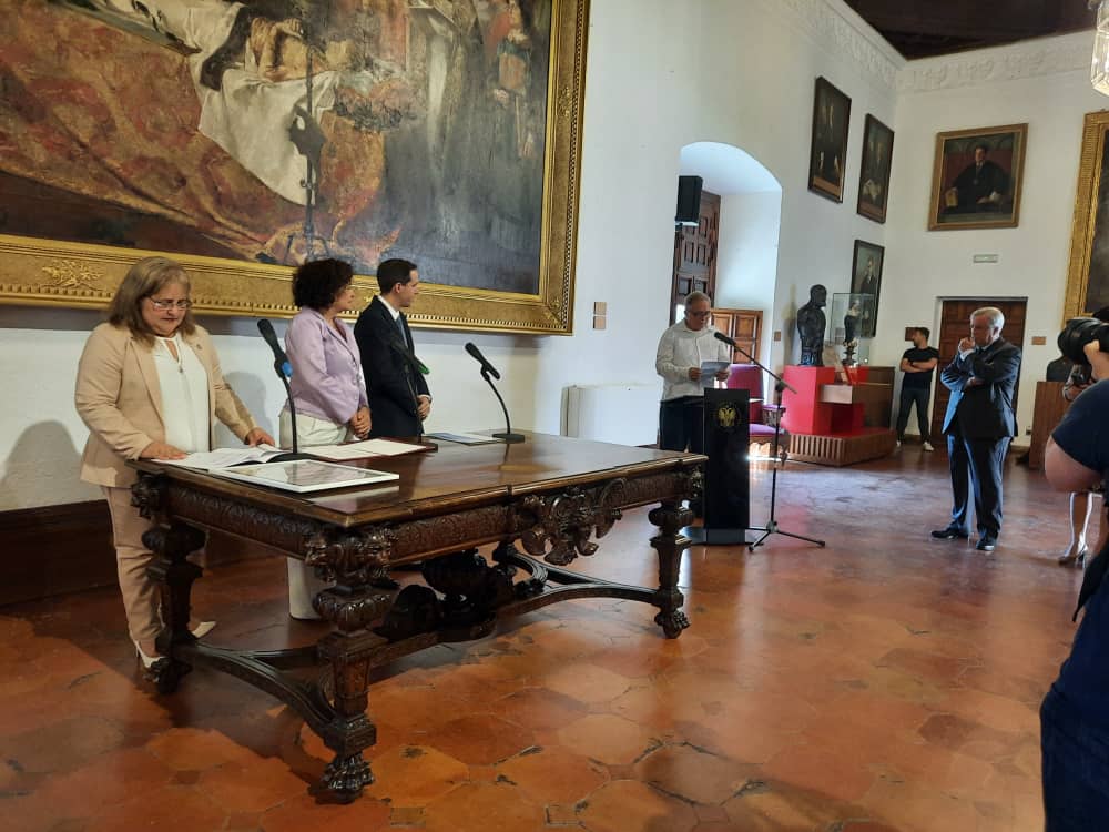 UCLVCU's tweet photo. Se firma prórroga del Convenio de Colaboración entre la @CanalUGR y la #UCLVnuestra.
📍Se hace entrega a la Rectora, Dra.C. Pilar Aranda,del Sello de Reconocimiento 70 Aniversario de la UCLV. Estrechando los vínculos entre ambas instituciones. https://t.co/Mlq9Ciu4aD