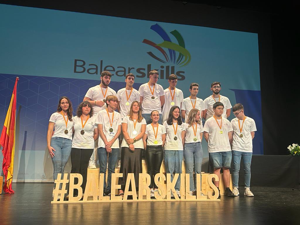 cifpjuniper's tweet photo. Molt contents pels resultats dels #Balearskills:
🥇Pintura de l’automòbil: Jordi Rojo
🥇Recepció hotelera: Arantxa Pons
🥇 Cuina: Erik Martín 
🥇 Servei de restaurant i bar: Julián Leonardo
🥈Tecnologia de l’automòbil: Alejandro Vilapriu
🥉Reparació de carrosseria: Marc Santos https://t.co/xpMl1275ud