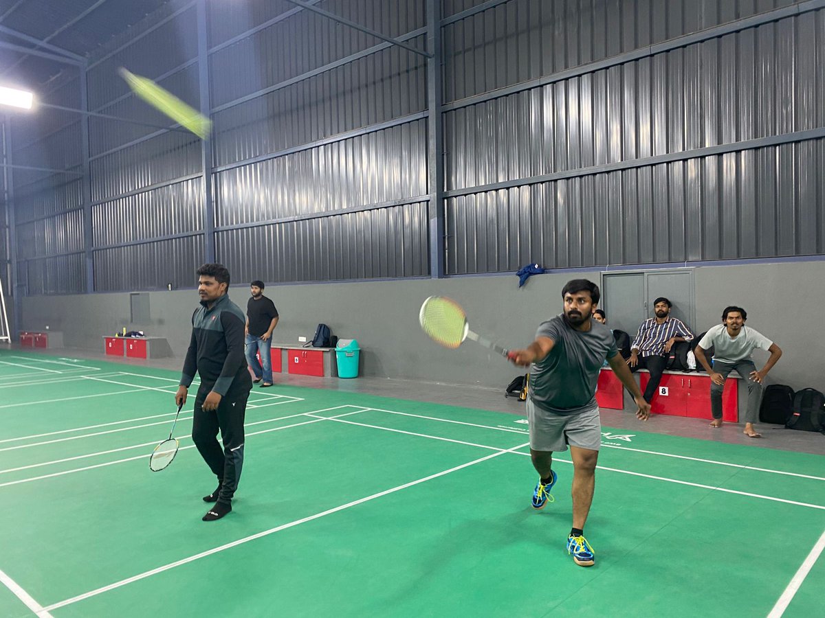 DiscoverDollar's tweet photo. 🏸 Last evening's badminton tournament was just an epic showdown of competitiveness combined with fun! 

Some unbelievably quick movements, tricky drop shots, and some very interesting line calls were seen 😜 https://t.co/abHyZU0OWC