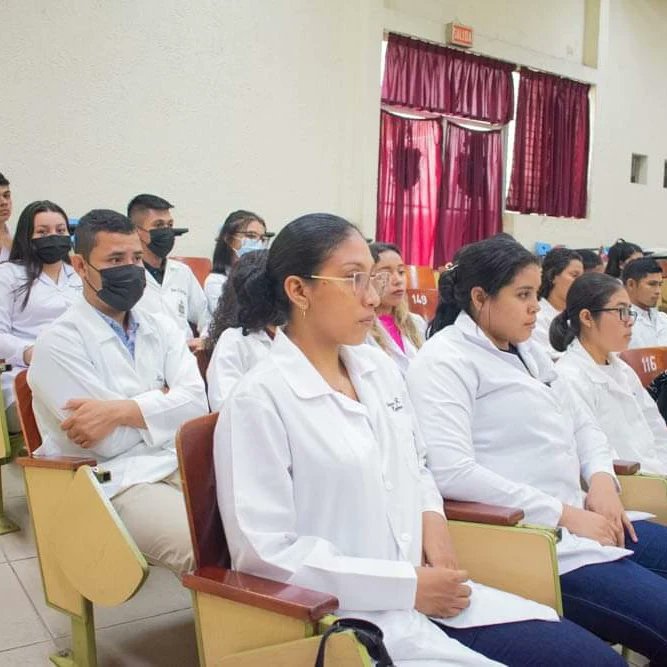 Talleres de Venoclisis y Cuidados en cama para pacientes en UCI, en saludo al día internacional de la Enfermería.

#CUUN1914