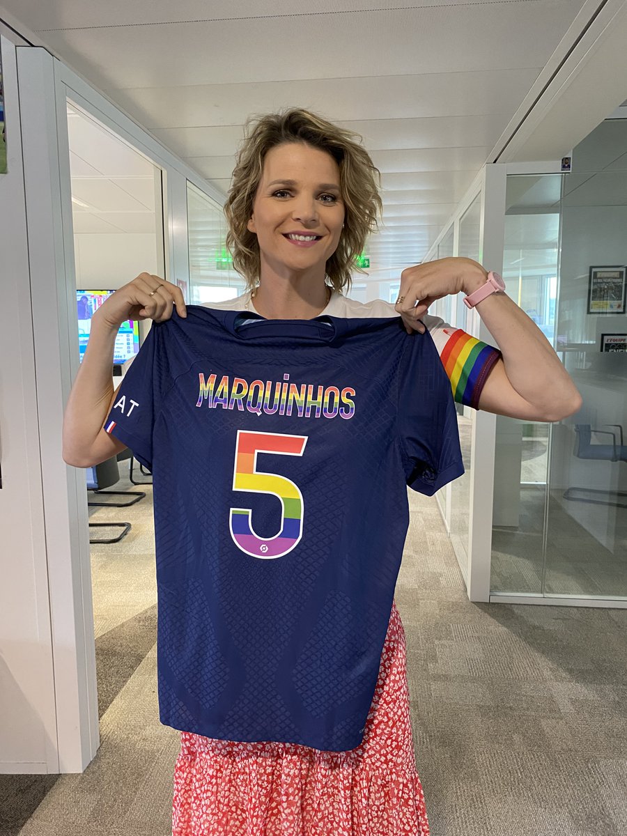 lequipedusoir's tweet image. 🎁CADEAU🎁

@PSG_inside vous offre ce soir dans l'#EDS le maillot du PSG floqué Marquinhos aux couleurs arc-en-ciel pour lutter contre l'homophobie lors de la 35e journée de @Ligue1UberEats !

🍀Pour participer : RT + FOLLOW et choisissez votre chroniqueur pour le quiz !