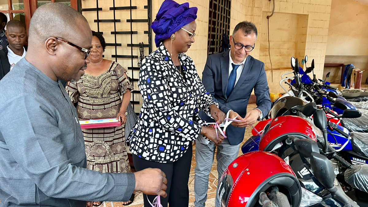 UNOPS_AFRCent's tweet photo. Remise de 10 motos aux agents du Ministère des Affaires Humanitaires, de la Solidarité et de la Réconciliation Nationale par Mme la Ministre @BaikouaV.
Les agents assurent le suivi des activités du #PACAD, financé par @BM_Afrique 1/2
Exécution: UNOPS https://t.co/HaYy1CVvqy