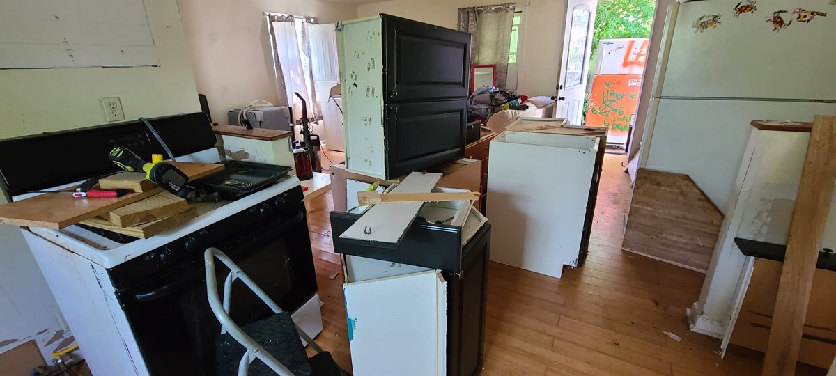 drlith's tweet image. The tiger
She destroyed her kitchen
Yes
YES
The cabinets are out