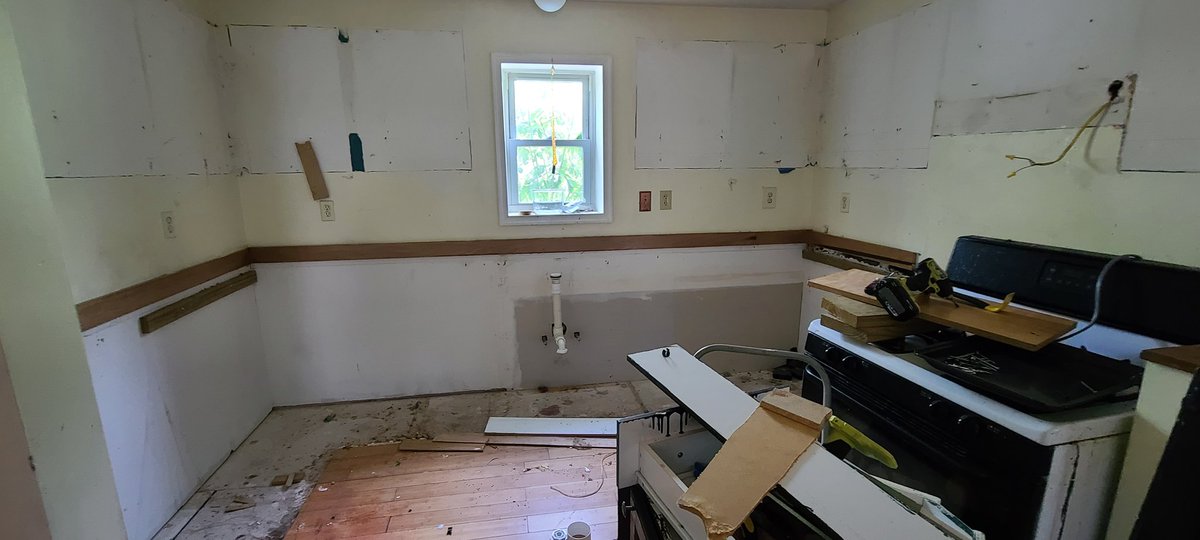 drlith's tweet image. The tiger
She destroyed her kitchen
Yes
YES
The cabinets are out