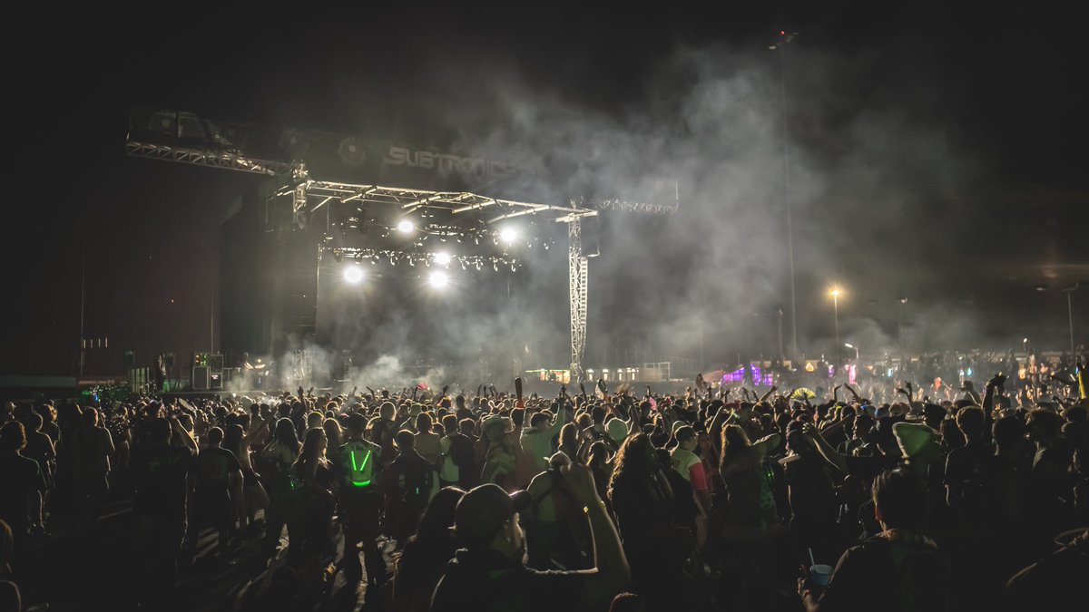 synmedia_az's tweet photo. 🔥 Woah that Subtronics crowd was wild.
This was at 9 PM too 👀 https://t.co/fhVmRiNMDL
