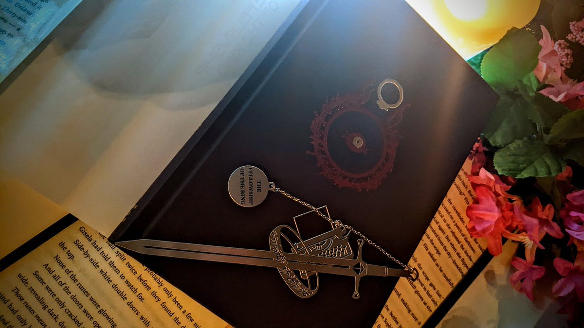 Hola #BookTwitter!
I have a new metal bookmark from <a href="/Thebookishbox/">The Bookish Box</a> to show you, it's Elendil/Andúril, Aragorn's sword from. the Lord of the Rings. It's sooooo flipping pretty 😍🙌🏼