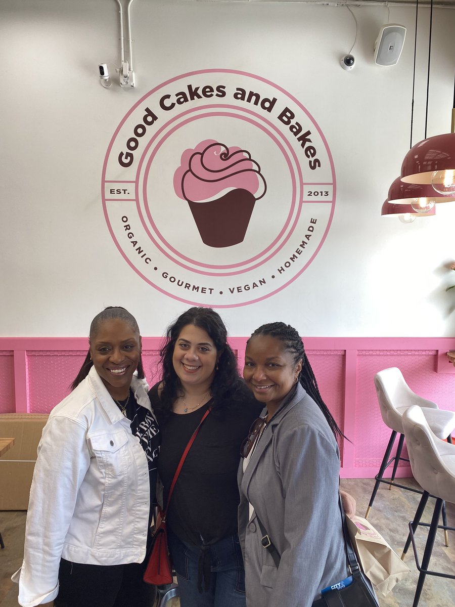 DETROITrightnow's tweet photo. Visiting the Detroit @GoodCakes313 on the amazing Livernois Avenue of Fashion https://t.co/sAVLBwGiPe