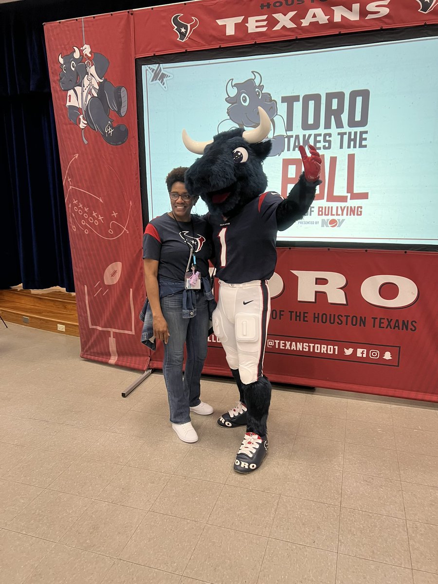 McGowenES_HISD's tweet photo. The Houston Texans and Toro come to The Hive to inspire and motivate our honeybees! https://t.co/BuGFysy1RD