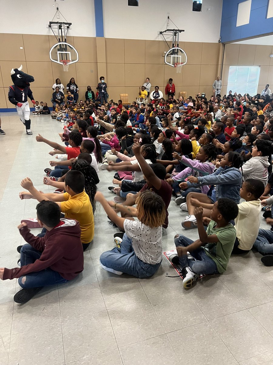 McGowenES_HISD's tweet photo. The Houston Texans and Toro come to The Hive to inspire and motivate our honeybees! https://t.co/BuGFysy1RD