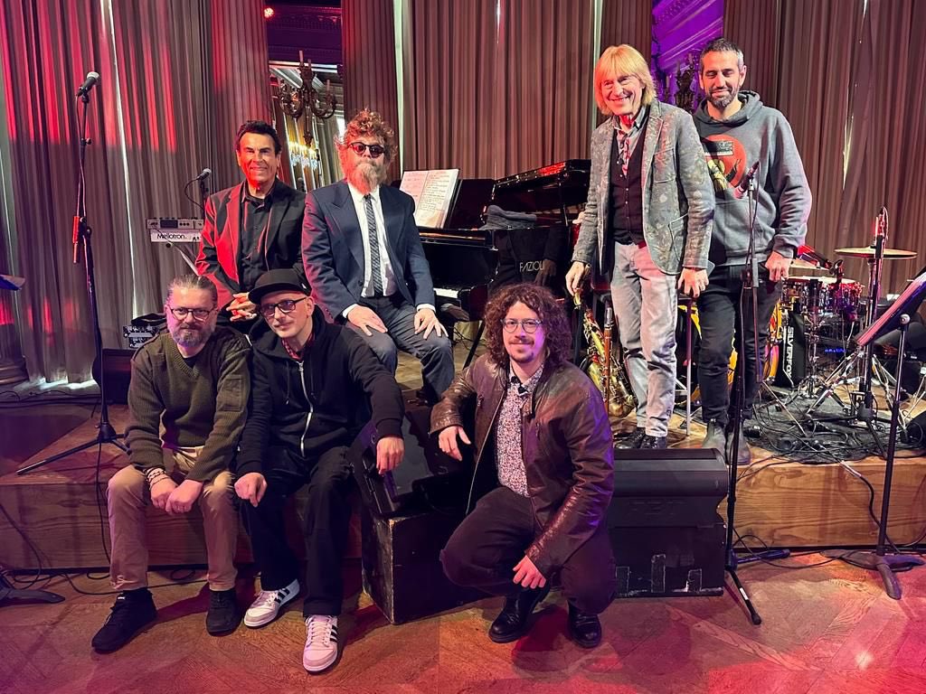 extraliscio's tweet photo. Mancano esattamente due settimane al prossimo live‼️
👉🏻 Venerdì 26 maggio, 100 anni suonati, ad Aldeno (Trento)
Non mancate 🤩
#extraliscio #live #tour @bettywrong @paroleedintorni @lanavediteseoed https://t.co/wkeMXK8s3R