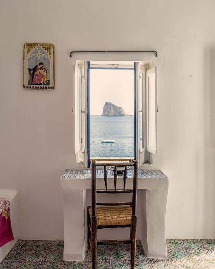 AnaBolena33's tweet photo. Lo que quiero es una pequeña ventana para ver el mar. 

© Adam Butler https://t.co/1fbjYPxt1D