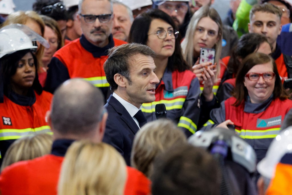 🇫🇷 FLASH | « Il y a quelques années, je disais qu'il suffisait de traverser la rue, là il faut faire un mètre », a répondu Emmanuel #Macron à un homme cherchant du travail, lors d'une visite à Dunkerque.