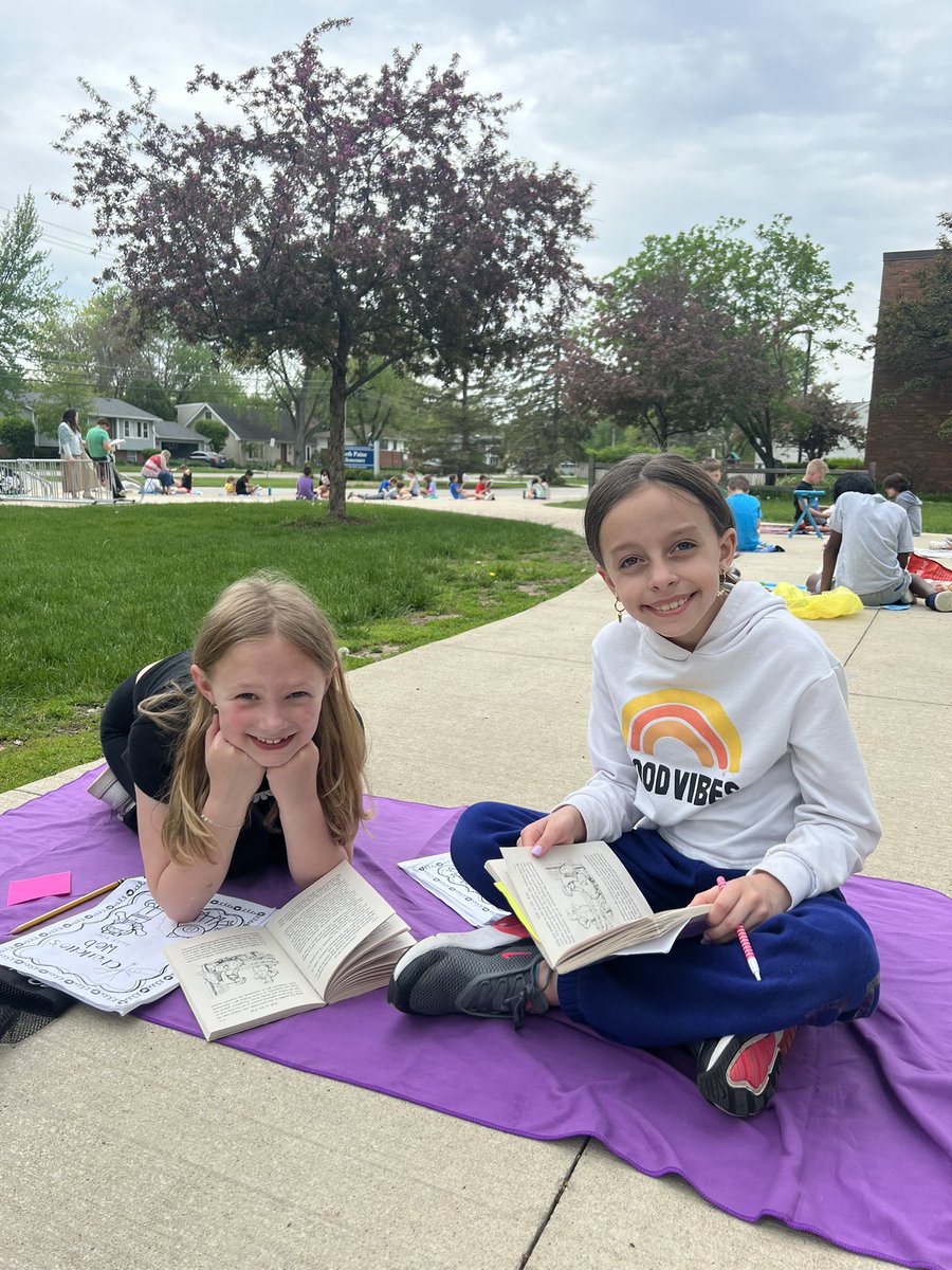 O is for outside learning! 📚☀️#ABCcountdown #BetterTogetherD95 #dragonpride