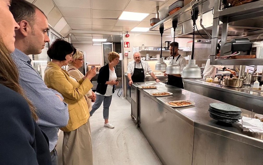 Des de Tourislab hem ajudat a l'elaboració del dossier de la candidatura de Catalunya com a Regió Mundial de la Gastronomia 2025. També hem donat suport tècnic en l’organització del viatge i amb l’acompanyament del jurat durant la seva estada a Catalunya. Gràcies per la confiança