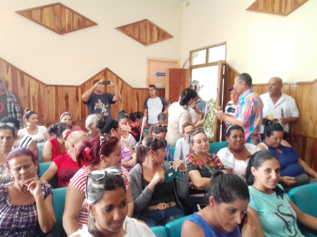 NiosvaniC's tweet photo. Un tiempo de amor, compañerismo y halago a las madres que trabajan en el #PoderPopular en #Guane #PinarDelRío se desarrolla 💥 AHORA 💥
Felices y homenajeadas se sienten las féminas del #CAMGuane y la #Asamblea, digno esfuerzo a reconocer por parte de los compañeros nuestros. https://t.co/Km6lp0Id5T