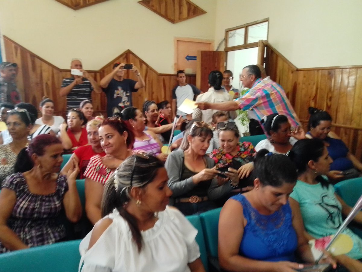 NiosvaniC's tweet photo. Un tiempo de amor, compañerismo y halago a las madres que trabajan en el #PoderPopular en #Guane #PinarDelRío se desarrolla 💥 AHORA 💥
Felices y homenajeadas se sienten las féminas del #CAMGuane y la #Asamblea, digno esfuerzo a reconocer por parte de los compañeros nuestros. https://t.co/Km6lp0Id5T