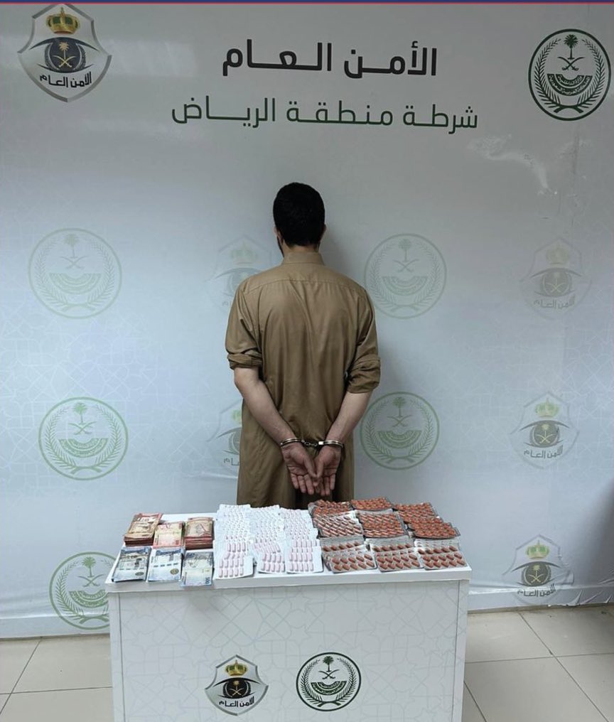 عاجل 🔴 

شرطة الرياض :

القبض على مقيم مصري بمهنة صيدلي امتهن ترويج الأقراص الخاضعة لتنظيم التداول الطبي؛ حيث أُعد له كمين نتج عنه القبض عليه متلبسًا بجرمه، وضبط بحوزته 4578 قرصًا، ومبلغ 30,450 ريال.
-