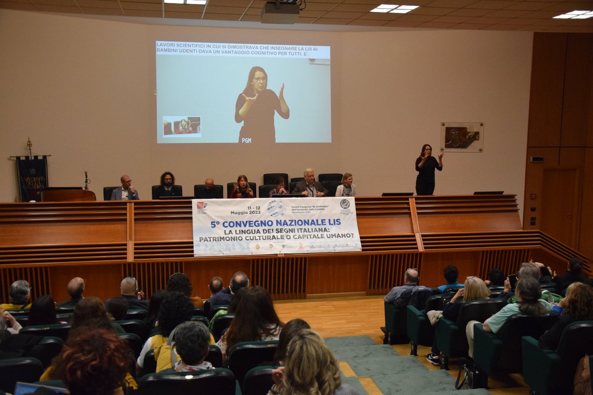 ENS_Italia's tweet image. 🤟Cominciata la Tavola Rotonda che chiuderà il #5ConvegnoLIS‼️ Voce e segni a @InsoleraH, Mirko Santoro, @olgacapirci, @SabinaFontana6, @crathmann, @lerose_luigi e la Vice Presidente #ENS @OttoliniRosella per discutere di #LIS all'#Università e del ruolo per le persone #sorde.
