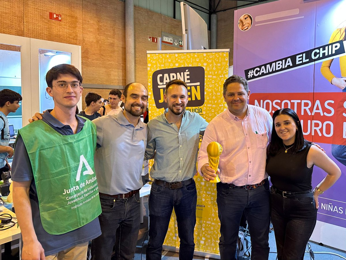 IAJuventud's tweet photo. Hoy también han estado apoyando estas jornadas nuestro director general, @corrales_cm, acompañado de @ChemaValencina, responsable del #IAJSevilla 👏🏼
Sin duda, un lugar donde el #IAJ se acerca aún más a la juventud de #Andalucía 🫂 https://t.co/G14lwadF89
