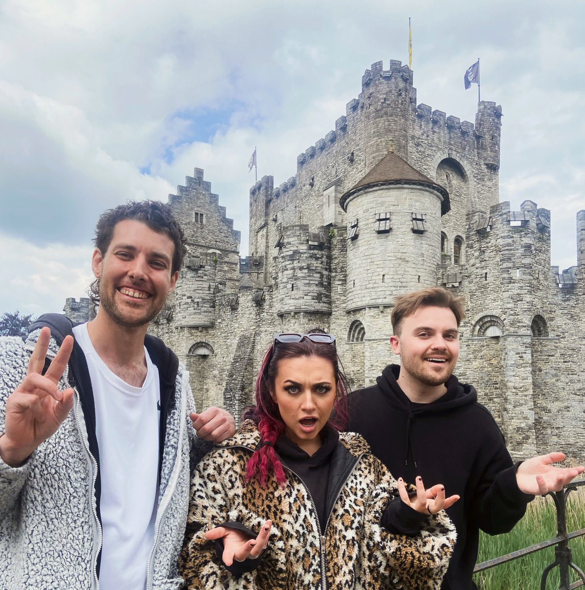 BronnieMusic's tweet photo. OUR EUROPEAN HANGOUTS START TOMORROW! 🇩🇪🇳🇱🇧🇪 
reply with photos &amp; selfies of our memories together!! 🤘🏼 https://t.co/F86uJFYg8E