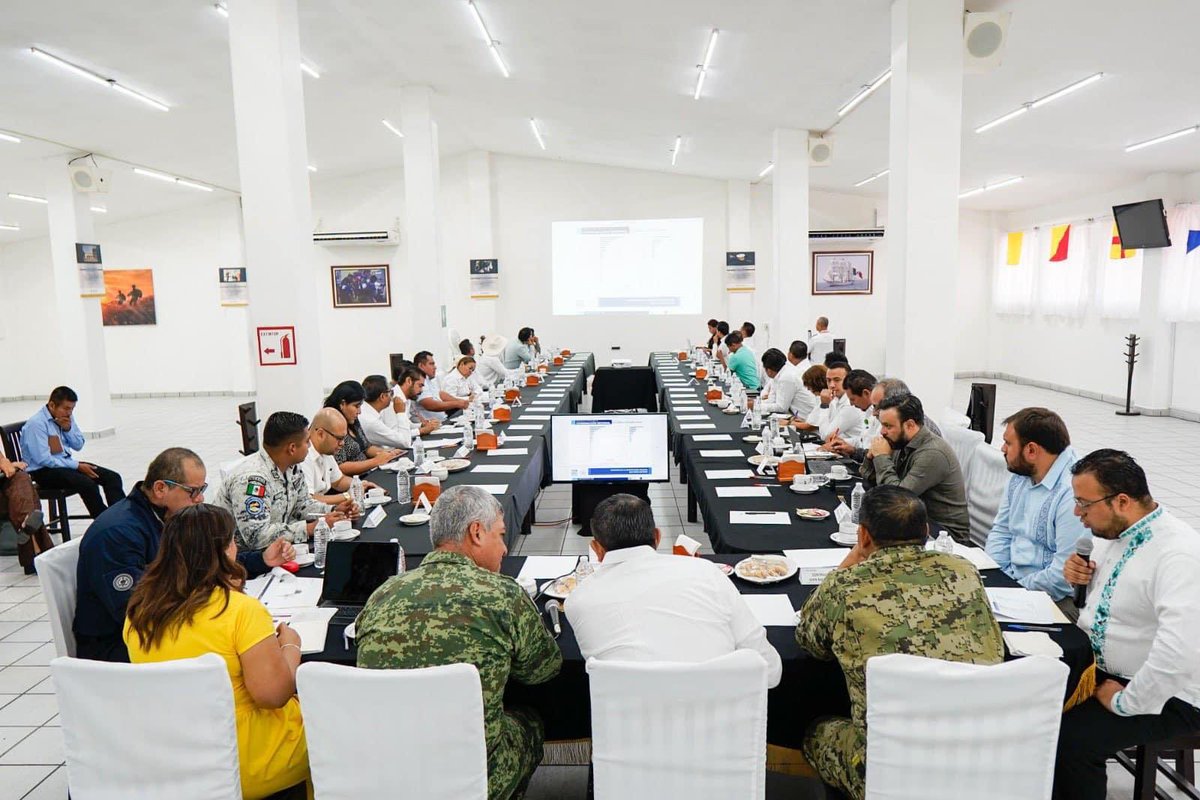 GilbertoLopezMx's tweet photo. En seguimiento a la estrategia nacional de seguridad impulsada por el Pdte. @lopezobrador_ , 
la Coordinación Estatal para la Construcción de la Paz en Oaxaca sesionó en Huatulco, fue encabezada por el Gobernador @salomonj , asisten autoridades municipales, estatales y federales https://t.co/d8CoeHhdJc