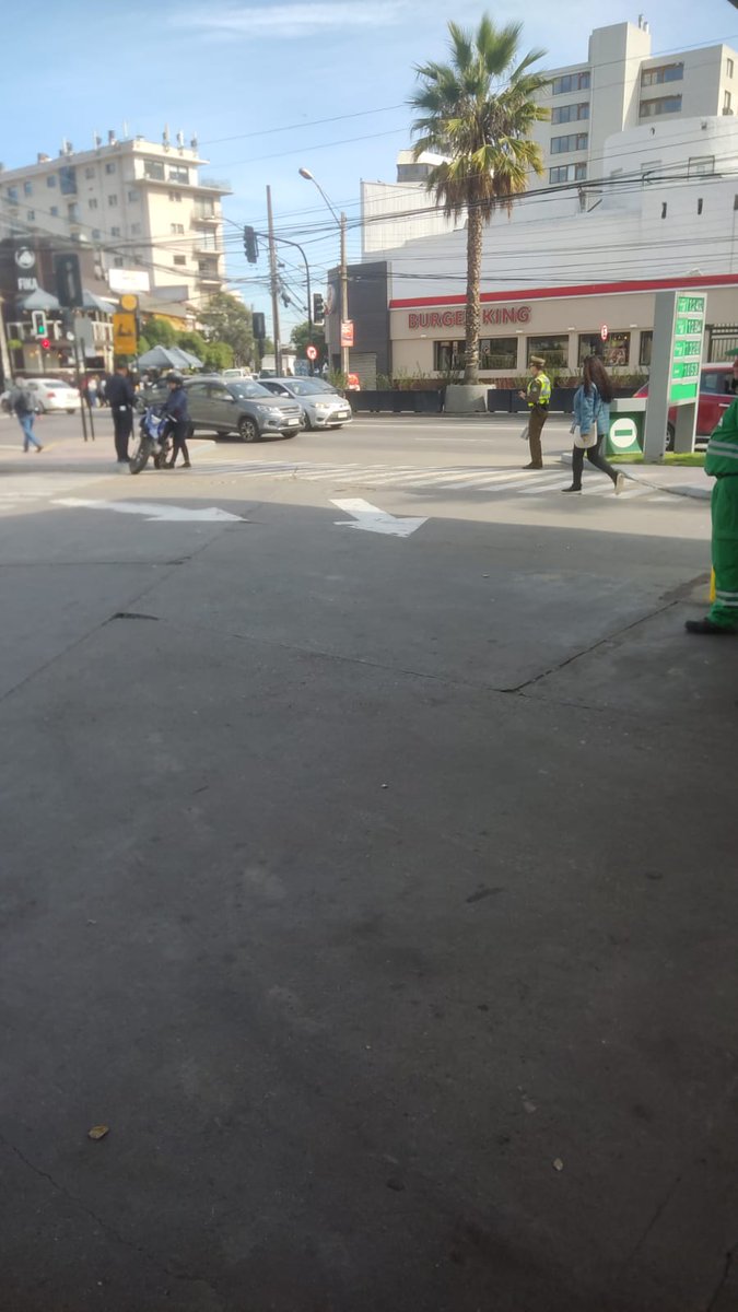 Dado Rex 1873-2013 de <a href="/Fisca_MTT/">División de Fiscalización de Transportes</a>  cual es el #Criterio  que utilizan al fiscalizar sin conos con <a href="/Carabdechile/">Carabineros de Chile</a>  en esquina Av principal doble vía con 🚦 obligando ingreso a espacio privado de uso público #Bencinera. <a href="/Contraloriacl/">Contraloría</a>  #Viñadelmar <a href="/greccochile/">GrecoApp Chile</a>