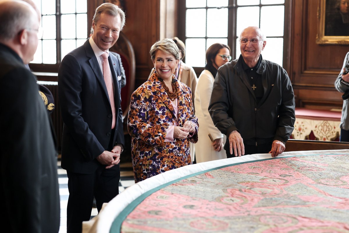 🇱🇺🇫🇷 L’inauguration de la 'Maison' a été l’occasion d’une visite d’amitié à #Metz. Accueilli au son du 'Wilhelmus', le Couple grand-ducal a visité la Cathédrale Saint-Étienne reconnue pour son importante surface de vitraux (6.500 m²). ©MGD/S.Margue