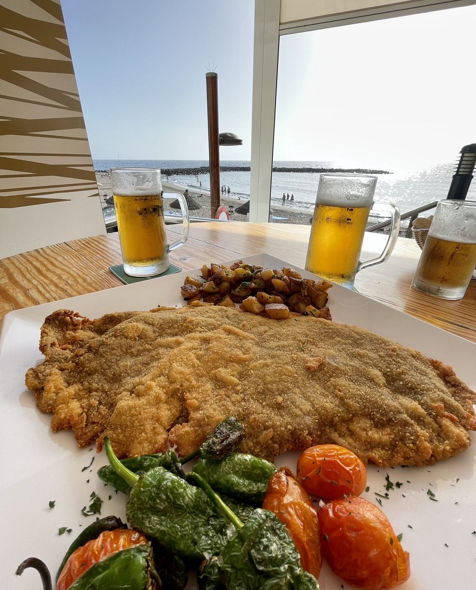 frasKitor's tweet photo. Comiendo duro, bueno y con mejores vistas 🖼️ 🌊 
Croquetas 
Chistorra 
Cachopo 
Falafel 🧆 
Una cosa de locos, taberna Iruña en la playa del Bobo 🫶🫣🤗 https://t.co/W7PMf13Xwt