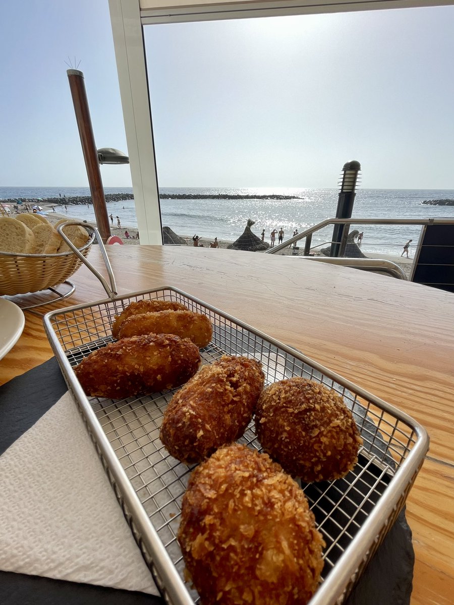 frasKitor's tweet photo. Comiendo duro, bueno y con mejores vistas 🖼️ 🌊 
Croquetas 
Chistorra 
Cachopo 
Falafel 🧆 
Una cosa de locos, taberna Iruña en la playa del Bobo 🫶🫣🤗 https://t.co/W7PMf13Xwt