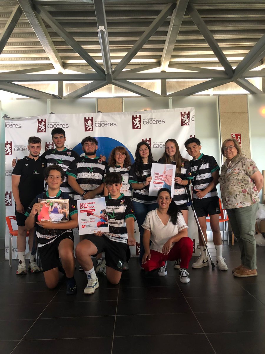 CARCaceres1981's tweet photo. #SOLIDARIDAD Uno de los valores identificados en el Playing Charter que forma parte de las reglas de juego del #Rugby

Hoy, tarde de entrenamiento y formación para nuestra cantera (sin 🏉 pero con ♥️)
Gracias ⁦@admoextremadura⁩ por la invitación 

#SolidariosHastaLaMédula https://t.co/1K8tpeVHwq