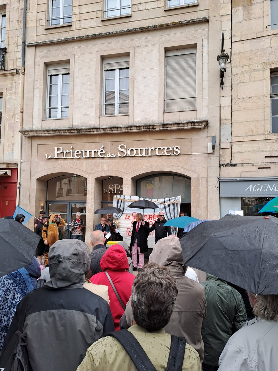 La pluie ne nous arrêtera pas ! 
#Dijon ne lâche rien ! ✊️

#NonALaReformeDesRetraites 
#NonAuPacteEnseignant 
#StopBeton 
#IntervillesMacron 
#IntervillesDuZbeul 
#MacronDemission