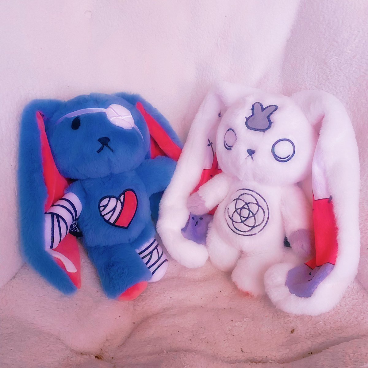 vicegirls's tweet image. Switchie made a friend! Ouchie Bunny finally came ❤️‍🩹🐰 #plushiedreadful