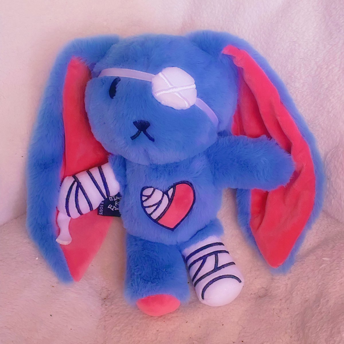 vicegirls's tweet image. Switchie made a friend! Ouchie Bunny finally came ❤️‍🩹🐰 #plushiedreadful