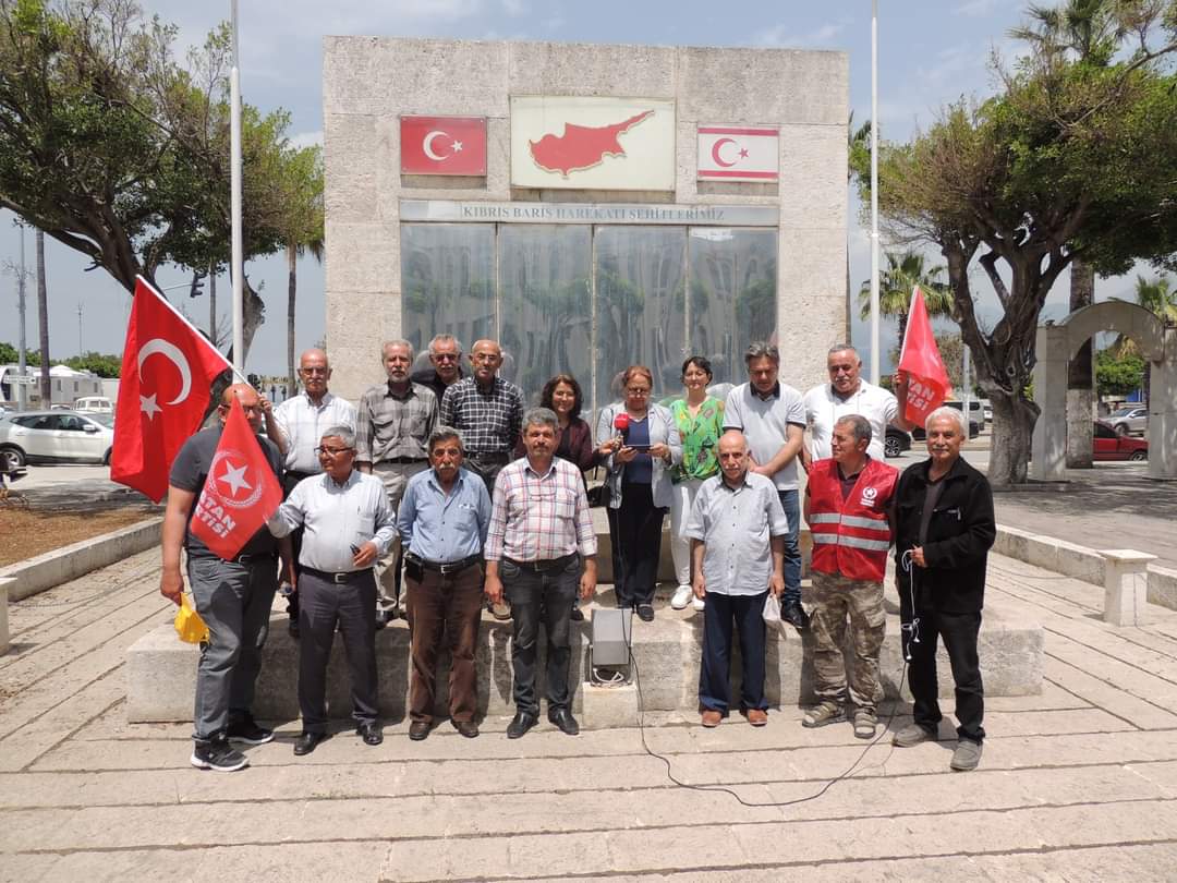 Kasetlerle Yönetilen Siyaseti Mahkum Ediyoruz

Memleket Partisi üyelerine çağrımız şudur: “ Kirlenen bu sistemin içinde boğulmamak için Memleket Partisinin bütün değerli yöneticileri ve üyeleri gelin Vatan Partisi’ne katılın. Vatan Partisi’nde teslimiyet yoktur, eğilmek yoktur”