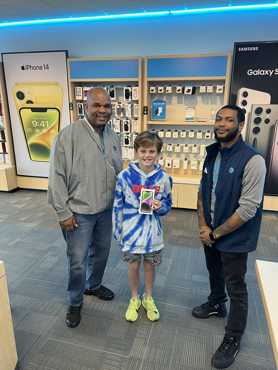 Another first phone customer.  We love making new friends at Preston Royal. Tyler was too happy to get his birthday present early. <a href="/dbustamante1210/">David Bustamante</a> <a href="/SSanjuaneloS/">Sandra S Sanjuanelo</a> @CaresseSimpson <a href="/LynetteMAguilar/">Lynette Aguilar</a> @JuliaRodzNTX