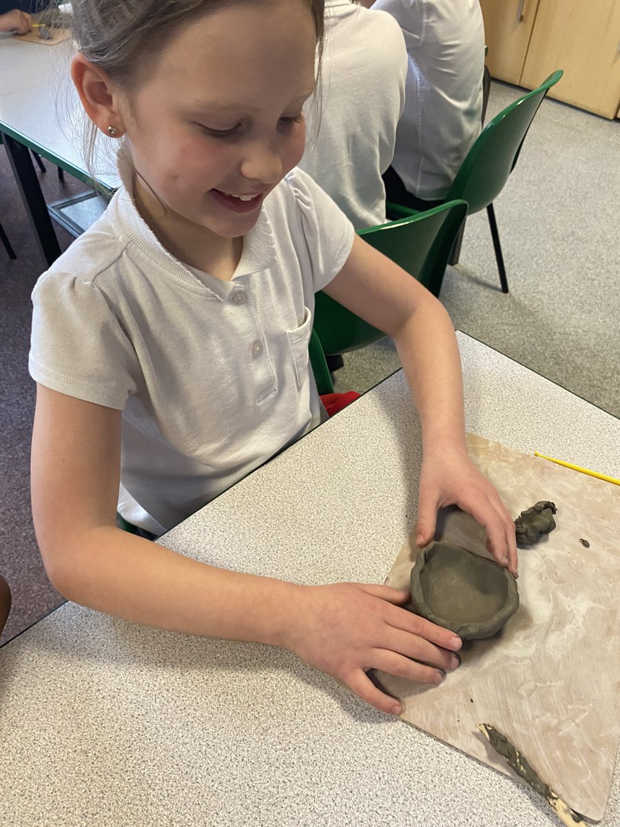 We’ve spent the afternoon using moulding and carving techniques to create our own clay bowls!
