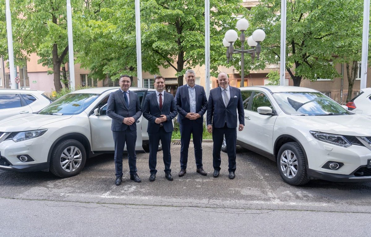 Bujar_O's tweet photo. Pleased to donate two vehicles to the #BiH Mine Action Center @BhmacB on behalf of @OSCEBiH, with the aim of making #Majevica mine-free by the end of 2024. As @OSCECiO, our priority is to provide a safer environment &amp; offer increasing opportunities for people. #ItsAboutPeople. https://t.co/DvFumQo3oK