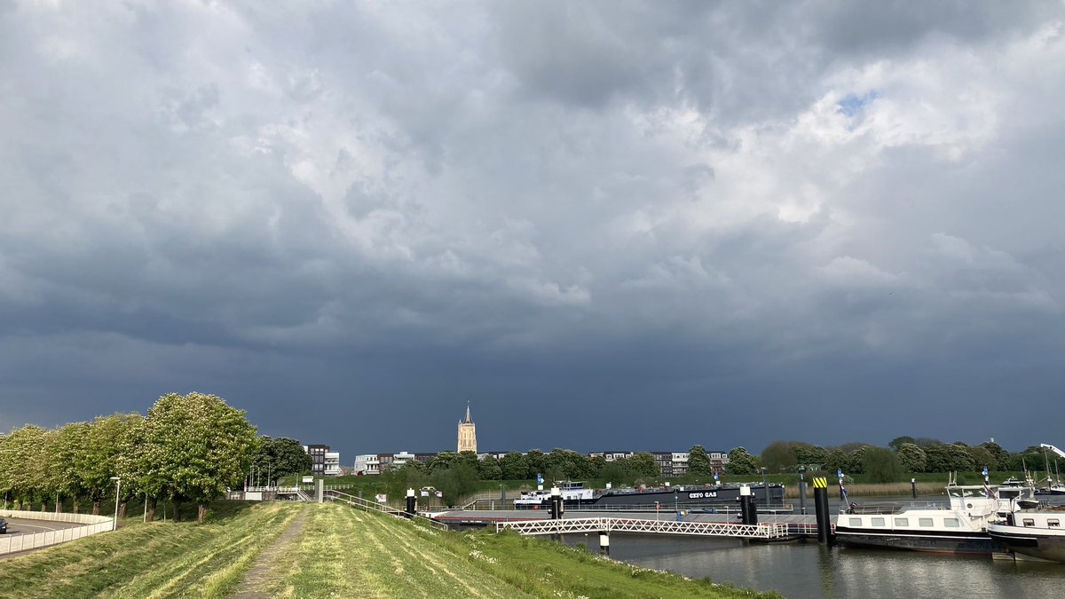 Onweerslijn nadert Gorinchem vanuit het Oosten. 
18:40 uur
<a href="/janvissersweer/">JAN VISSER</a> 
<a href="/EdAldus/">Ed Aldus</a>
