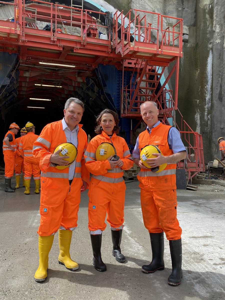 Die öV-Verantwortlichen der Verkehrsbetriebe Biel, des RBS und von BERNMOBIL ziehen den Helm aus Hochachtung vor den Tunnelbauern des Tunnels zum neuen RBS Bahnhof 🎩